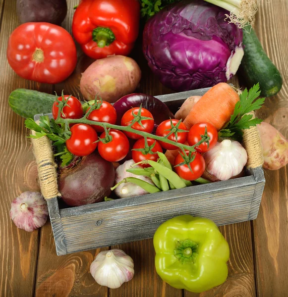 Varias verduras en una caja de madera — Foto de Stock