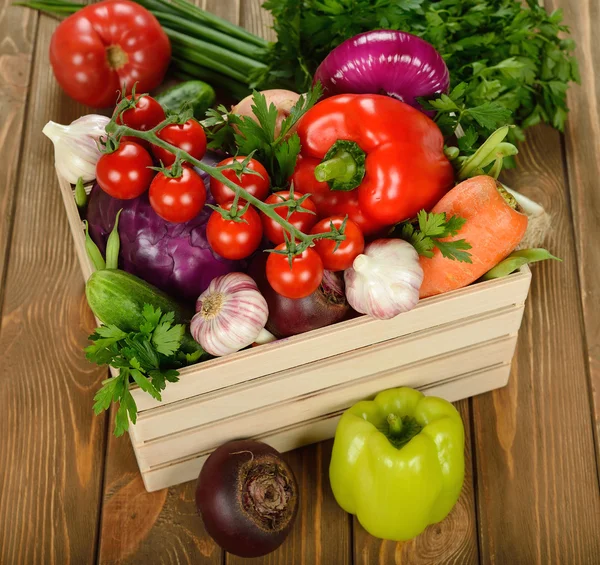 Varias verduras en una caja de madera —  Fotos de Stock