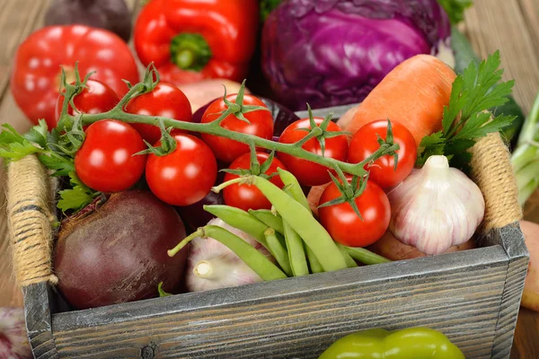 Diverse groenten in een houten doos — Stockfoto