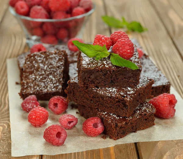 Ahududu ile çikolatalı kek — Stok fotoğraf