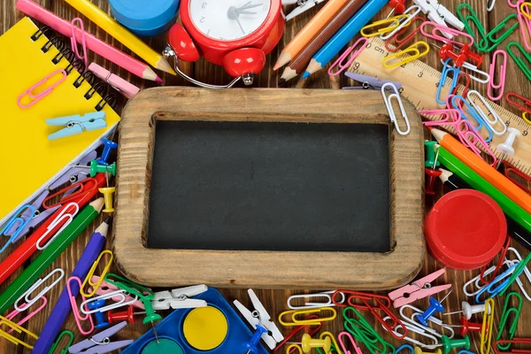 Schreibtafel und Bleistifte — Stockfoto