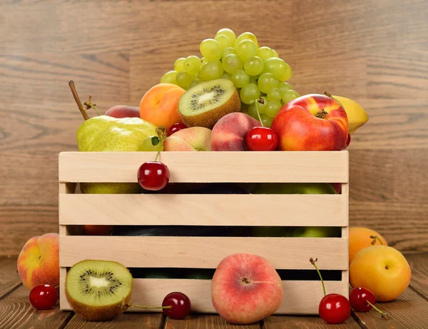 Vário fruto em uma caixa de madeira — Fotografia de Stock