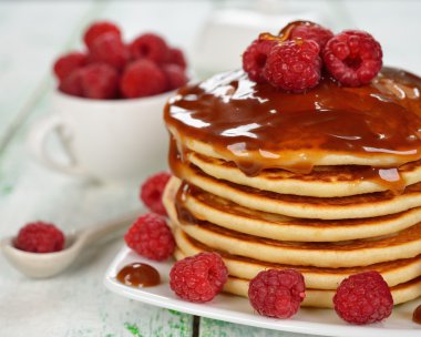 Karamel Sos ve ahududu ile Pancakes