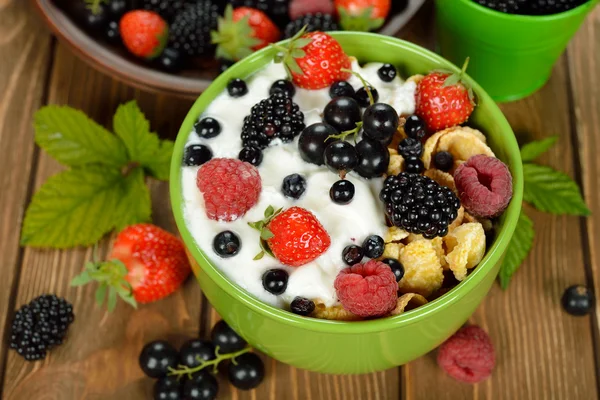 Мюсли с йогуртом и ягодами — стоковое фото