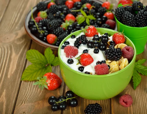 Muesli con yogurt e bacche — Foto Stock