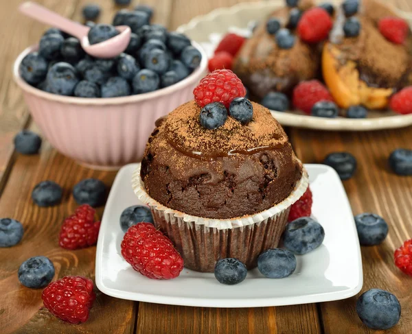 Chocolade muffin met bessen — Stockfoto