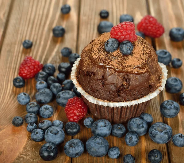 Bolo de chocolate com bagas — Fotografia de Stock