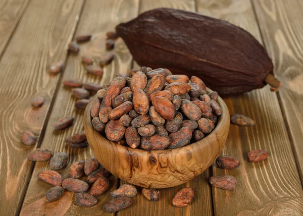 Какао-боби в дерев'яній мисці — стокове фото