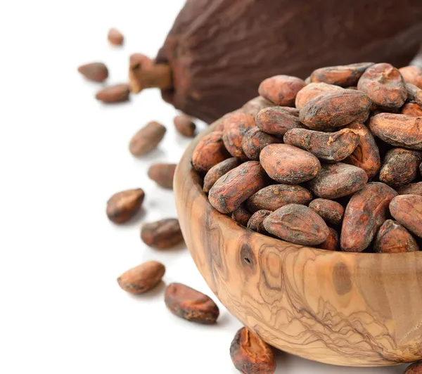 Ziarna kakaowego w misce drewniane — Zdjęcie stockowe
