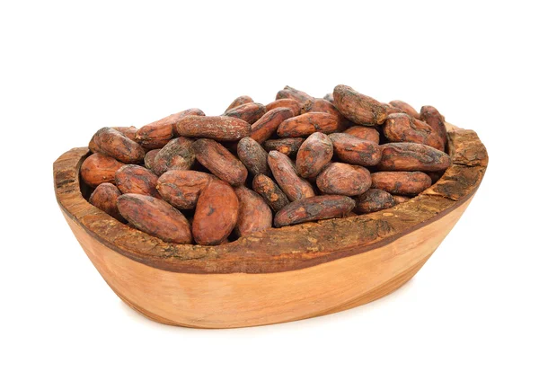 Какао-бобы в деревянной чаше — стоковое фото