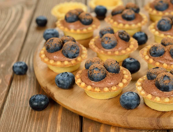 Tartlets with chocolate cream and blueberries — Stock Photo, Image