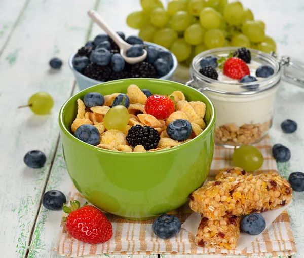 Cornflakes mit Beeren — Stockfoto