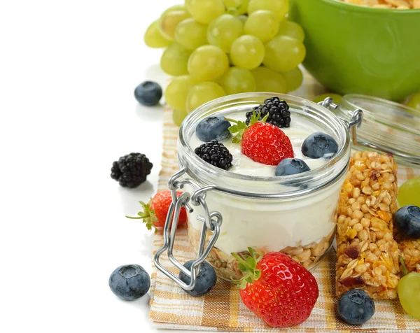 Sobremesa de dieta de iogurte e bagas — Fotografia de Stock