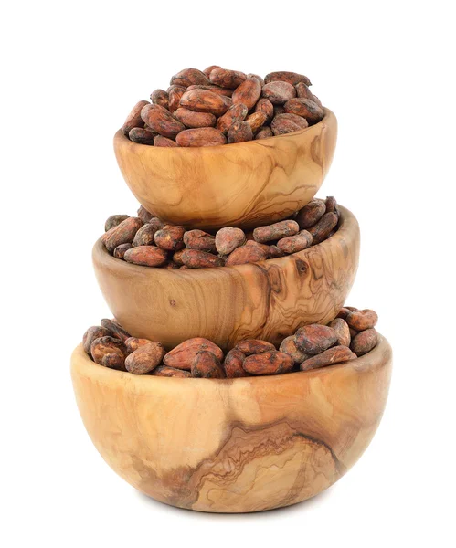 Frijoles de cacao en un tazón de madera — Foto de Stock