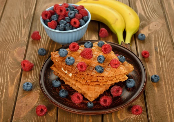 Waffeln mit Blaubeeren und Himbeeren — Stockfoto