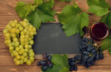 üzüm, şarap ve yazı tahtası