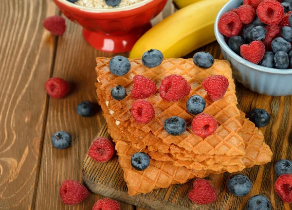 Waffeln mit Blaubeeren und Himbeeren — Stockfoto