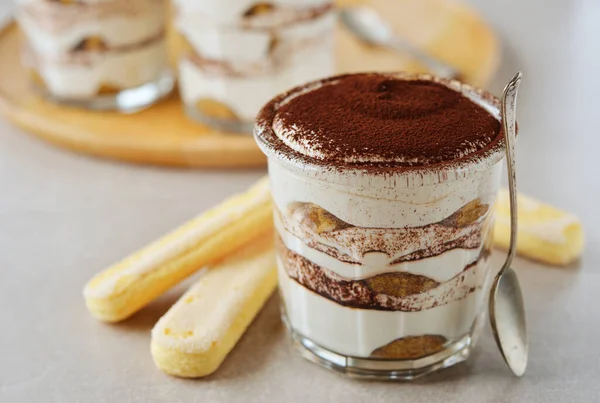 Postre Tiramisú Vaso Sobre Fondo Marrón —  Fotos de Stock