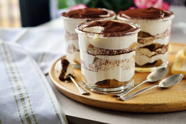 Postre Tiramisú Vaso Sobre Fondo Marrón —  Fotos de Stock