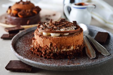 gri bir arka plan üzerine çikolatalı kek