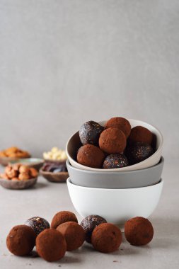 Kahverengi arka planda diyet vejetaryen trüf.