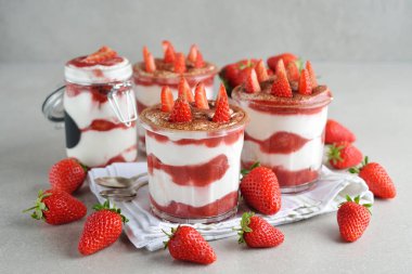 Gri arka planda çilekli tatlı tiramisusu.