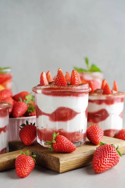 Gri arka planda çilekli tatlı tiramisusu.