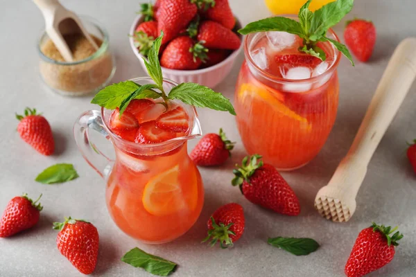 Gri arka planda çilekli ve limonlu yaz limonatasını tazeliyorum.