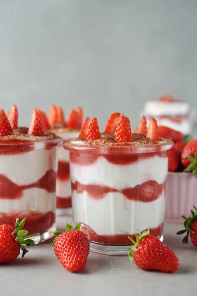 Gri arka planda çilekli tatlı tiramisusu.
