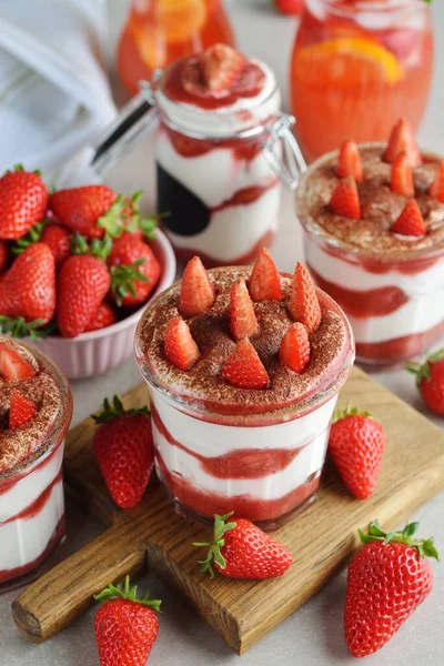 Gri arka planda çilekli tatlı tiramisusu.