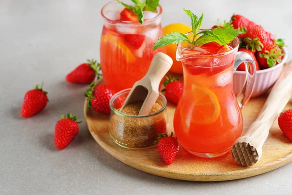 Refreshing Summer Lemonade Strawberry Lemon Gray Background — Fotografie, imagine de stoc