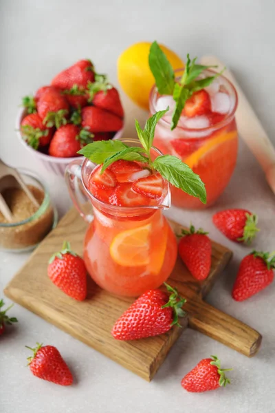 Refreshing Summer Lemonade Strawberry Lemon Gray Background — 图库照片
