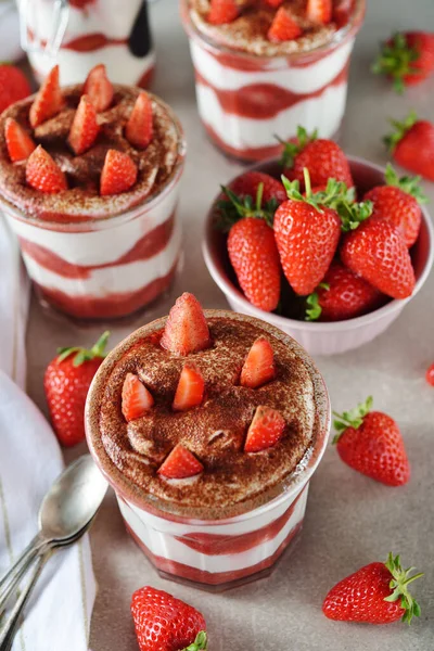 Gri arka planda çilekli tatlı tiramisusu.