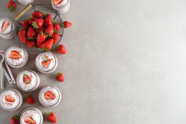 Gri arka planda krem şantili yaz çileği kreması.