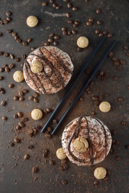 Kahverengi arka planda krem şantili buzlu kahve.