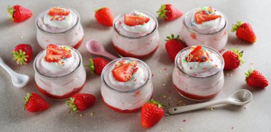 Gri arka planda krem şantili yaz çileği kreması.