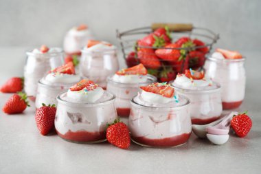 Gri arka planda krem şantili yaz çileği kreması.