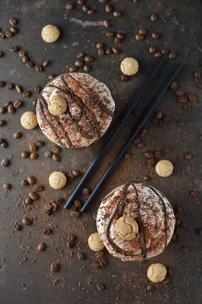 Kahverengi arka planda krem şantili buzlu kahve.