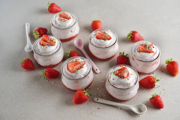 夏天草莓慕斯与奶油在灰色背景下 — 图库照片