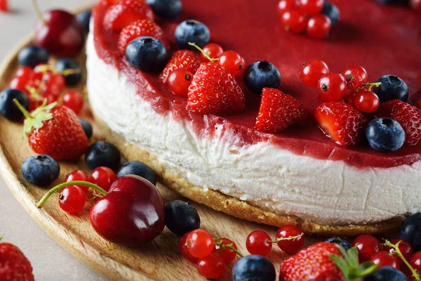 Tarta Queso Verano Con Bayas Sobre Fondo Gris —  Fotos de Stock