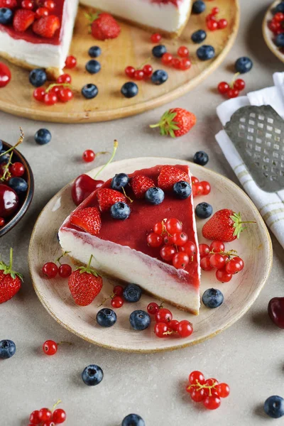 Sommar Cheesecake Med Bär Grå Bakgrund — Stockfoto