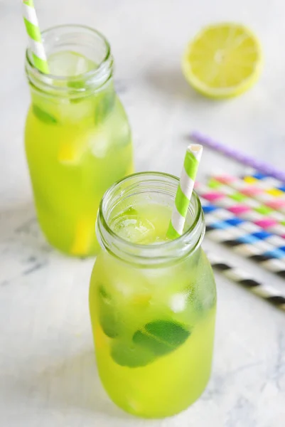 Zomer Limonade Een Grijze Achtergrond — Stockfoto