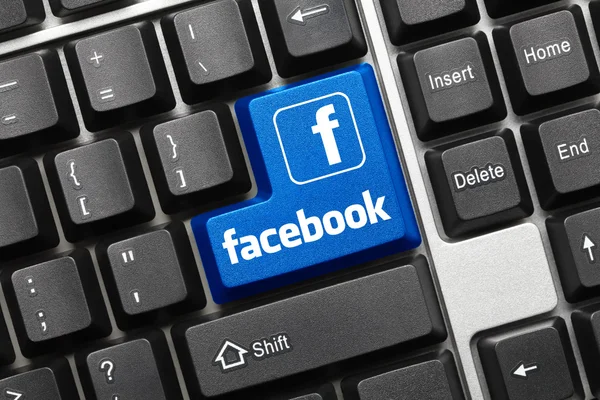 Papan tik konseptual - Facebook (tombol biru dengan logotype ) — Stok Foto