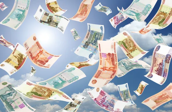 Csökkenő rubelben (napos ég háttere) — Stock Fotó