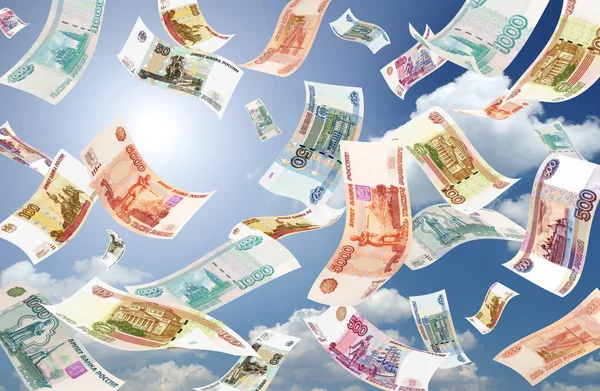 Düşen ruble (güneşli gökyüzü arka plan)