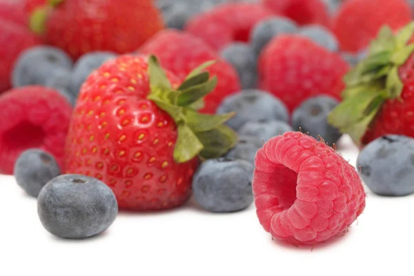 Spridda jordgubb, blåbär och hallon (isolerad) — Stockfoto