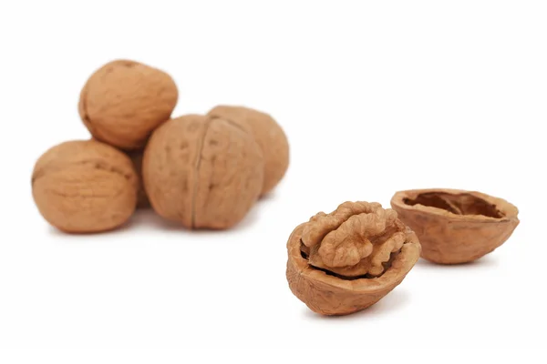 Verschillende volledige en gebarsten walnoten (geïsoleerd) — Stockfoto
