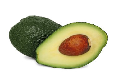 beyaz zemin üzerinde olgunlaşmış avokado