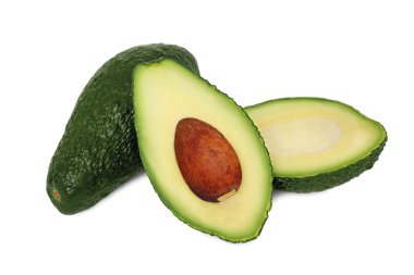 Tam ve dilimlenmiş avokado (izole)
