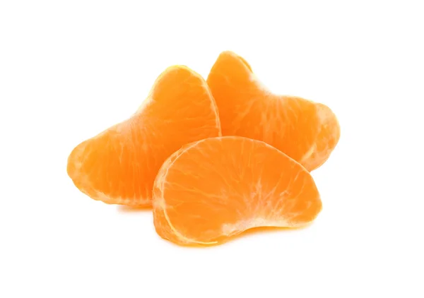 Три сегмента мандарина (изолированные ) — стоковое фото